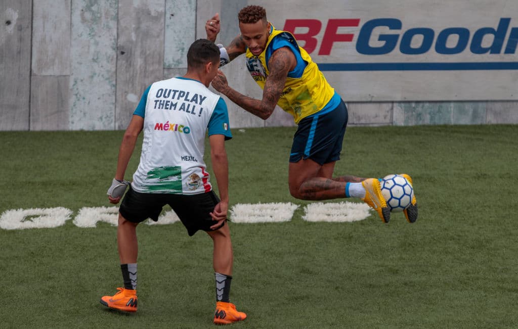 Neymar brindó su espectáculo en el cierre del evento con jugadores amateur.
