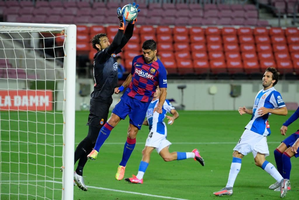 Diego López juga bien su área y se anticipa al remate de Luis Suárez para quedarse con el balón.