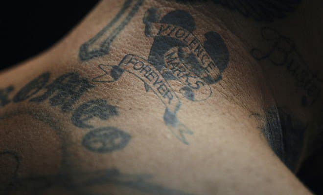 Destacan el Cristo en su costado derecho, el ángel en su brazo, el nombre de su pareja en la mano derecha y el ángel en su espalda con los nombres de sus hijos.