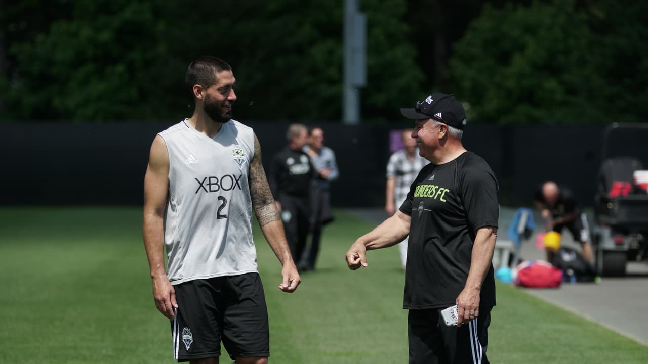 Se acaba el entrenamiento, Dempsey intercambia un par de palabras para luego marcharse.