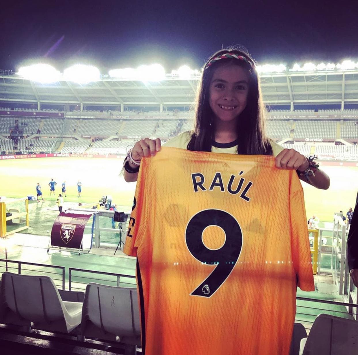 La chica mostró con mucho orgullo la camiseta que ocupó Jiménez durante el partido.