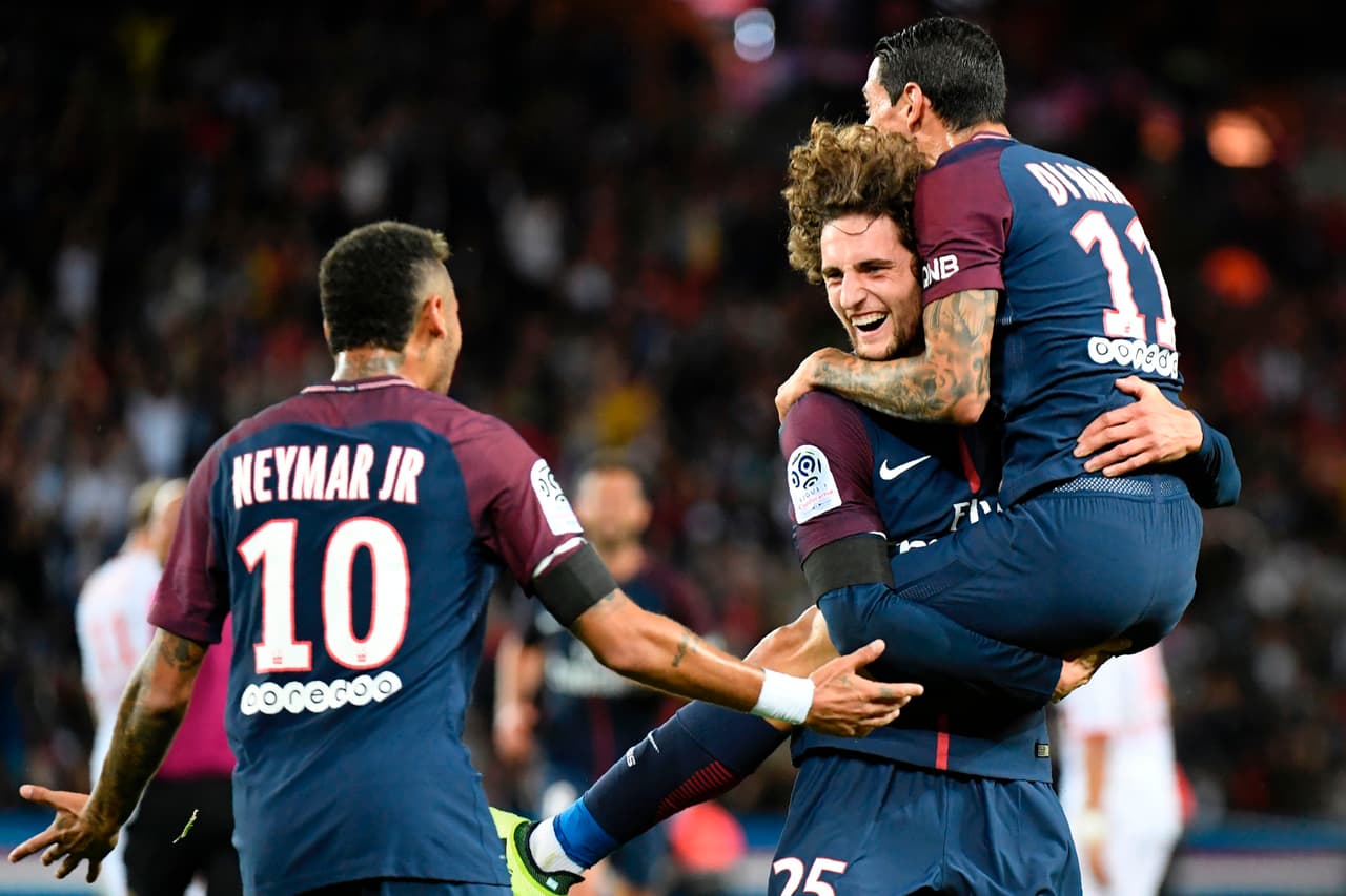 Derechazo potente y razo del mediocampista francés para poner en ventaja a su equipo.