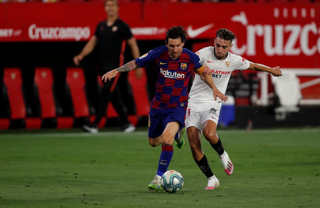 Munir El Haddadi trata de robarle el balón a Messi, pero el argentino logra superar fácilmente a su excompañero español.