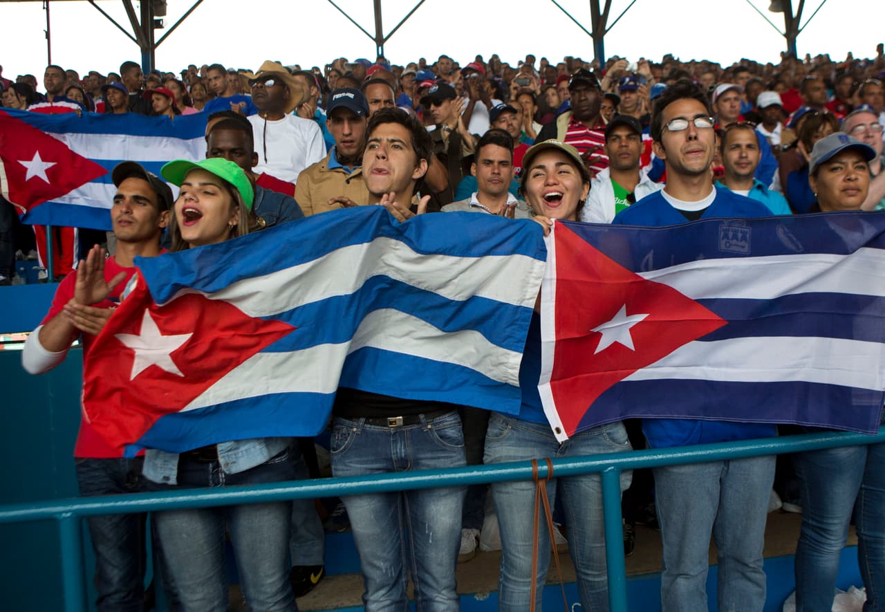 El estadio, conocido como "El Latino" fue objeto de arreglos previo a la visita de los Rays, luciendo radiante. "Está lindo. El terreno se ve maravilloso", dijo Guillermo González, estudiante universitario de 18 años. "Estamos celebrando una unión de dos pueblos, entre Estados Unidos y Cuba. Es maravilloso".