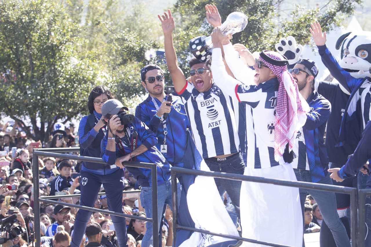 Los Rayados disfrutan del campeonato con su gente en el desfile que congregó a miles de personas desde el Parque Fundidora hasta su estadio.