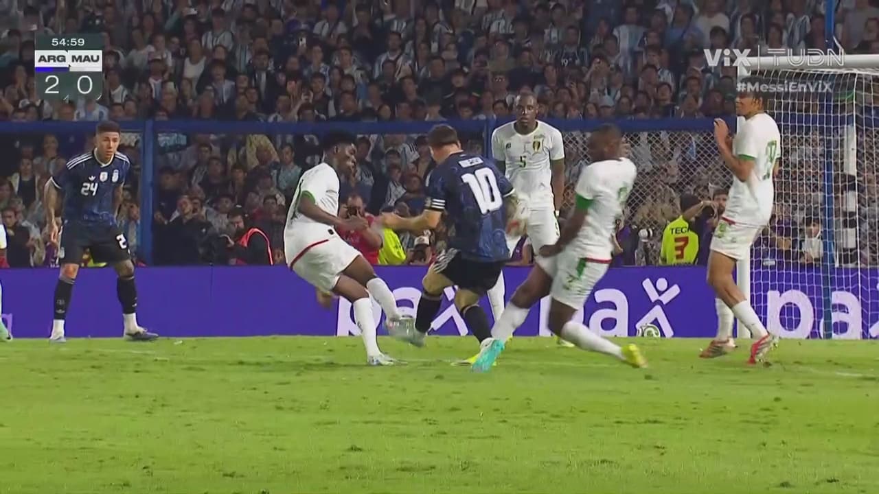 ¡Apenas desviado! Comienza la magia de Messi en La Bombonera