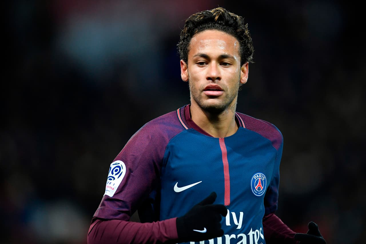 Ahora, en enero de 2018, con el cabello más largo y una pequeña banda para el agarre, Neymar tiene un nuevo 'look' en cancha y fuera de ella.