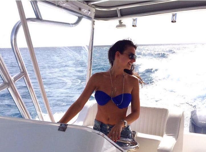 Jade es una bella modelo quien es hija de el ex campeón del mundo, Frank Leboeuf. La francesa dio de que hablar hace unos días por una foto en topples.