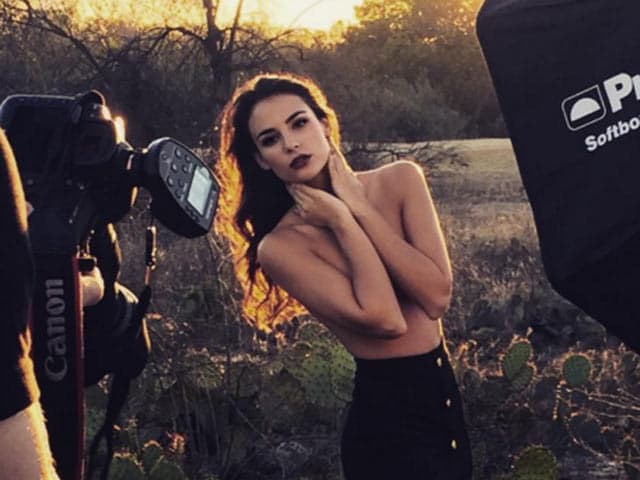 Jade es una bella modelo quien es hija de el ex campeón del mundo, Frank Leboeuf. La francesa dio de que hablar hace unos días por una foto en topples.