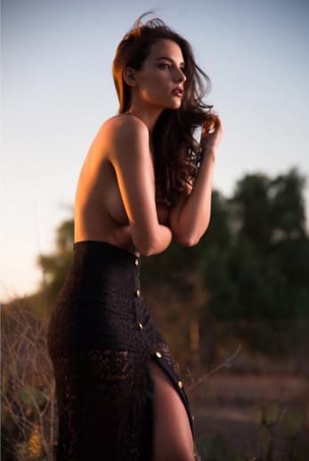 Jade es una bella modelo quien es hija de el ex campeón del mundo, Frank Leboeuf. La francesa dio de que hablar hace unos días por una foto en topples.