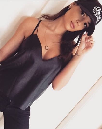 Jade es una bella modelo quien es hija de el ex campeón del mundo, Frank Leboeuf. La francesa dio de que hablar hace unos días por una foto en topples.