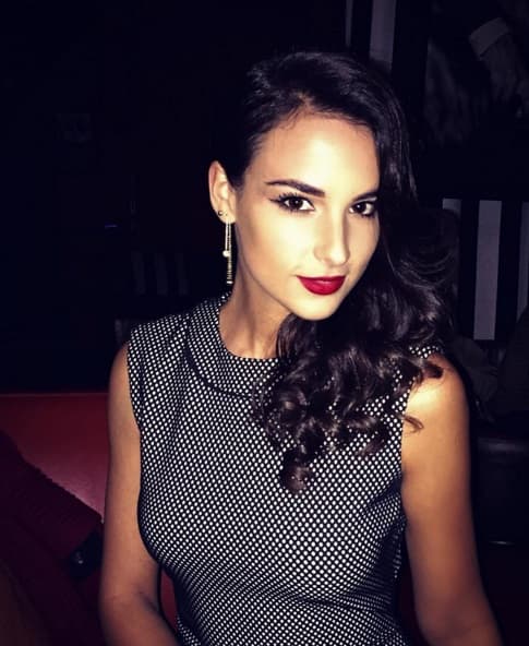 Jade es una bella modelo quien es hija de el ex campeón del mundo, Frank Leboeuf. La francesa dio de que hablar hace unos días por una foto en topples.