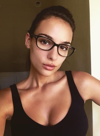 Jade es una bella modelo quien es hija de el ex campeón del mundo, Frank Leboeuf. La francesa dio de que hablar hace unos días por una foto en topples.