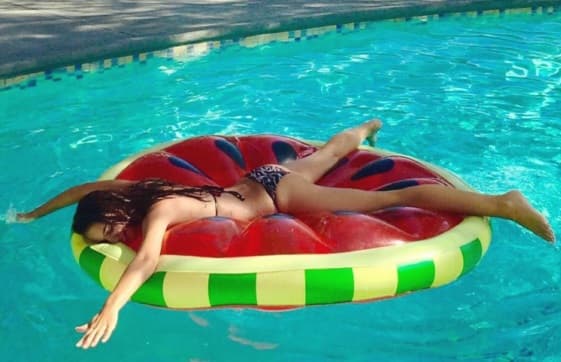 Jade es una bella modelo quien es hija de el ex campeón del mundo, Frank Leboeuf. La francesa dio de que hablar hace unos días por una foto en topples.