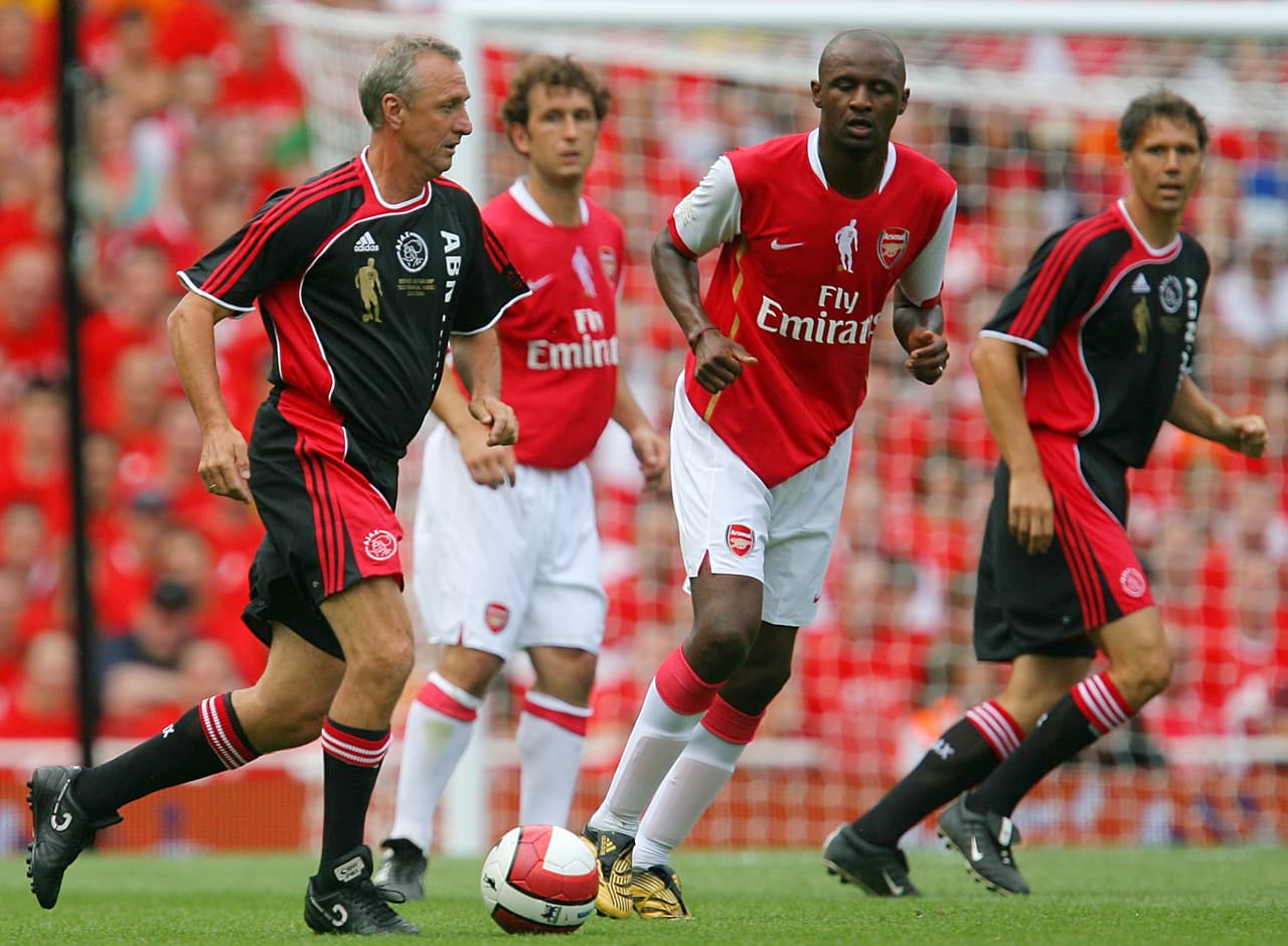 "Jugar al fútbol es muy sencillo, jugar sencillo al fútbol es lo mas difícil que hay".