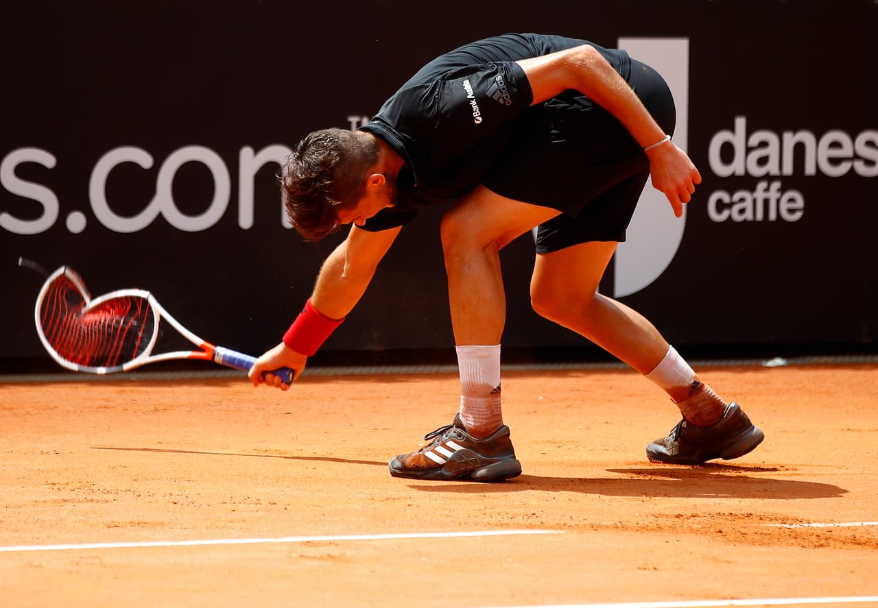 El austríaco Dominic Thiem se despidió del Masters 1.000 de Roma ante el italiano Fabio Fognini, que le doblegó por 6-4, 1-6, 6-3, en un partido que tuvo un momento de ira y frustración inaudita.