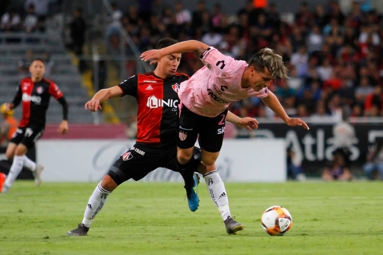A pesar de la ventaja por parte de los Rayos, el conjunto local no aflojaba en intensidad y peleaba por el empate.