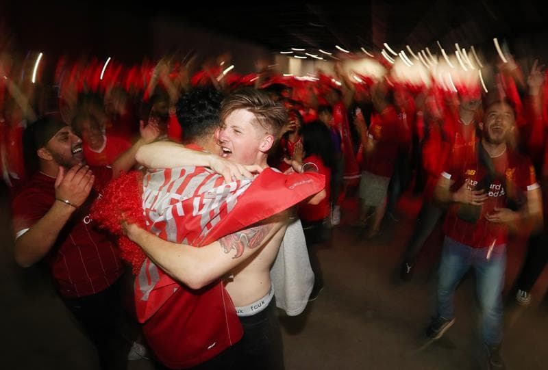 Los aficionados del Liverpool celebran en las calles de su ciudad la conquista de la UEFA Champions League sobre Tottenham Hotspur.