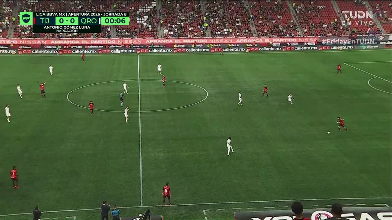 Arranca el partido y la pelota está en juego.