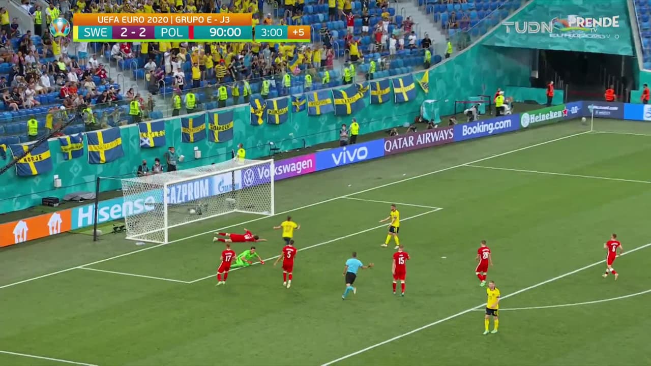 ¡GOL!  anota para Suecia. Viktor Claesson
