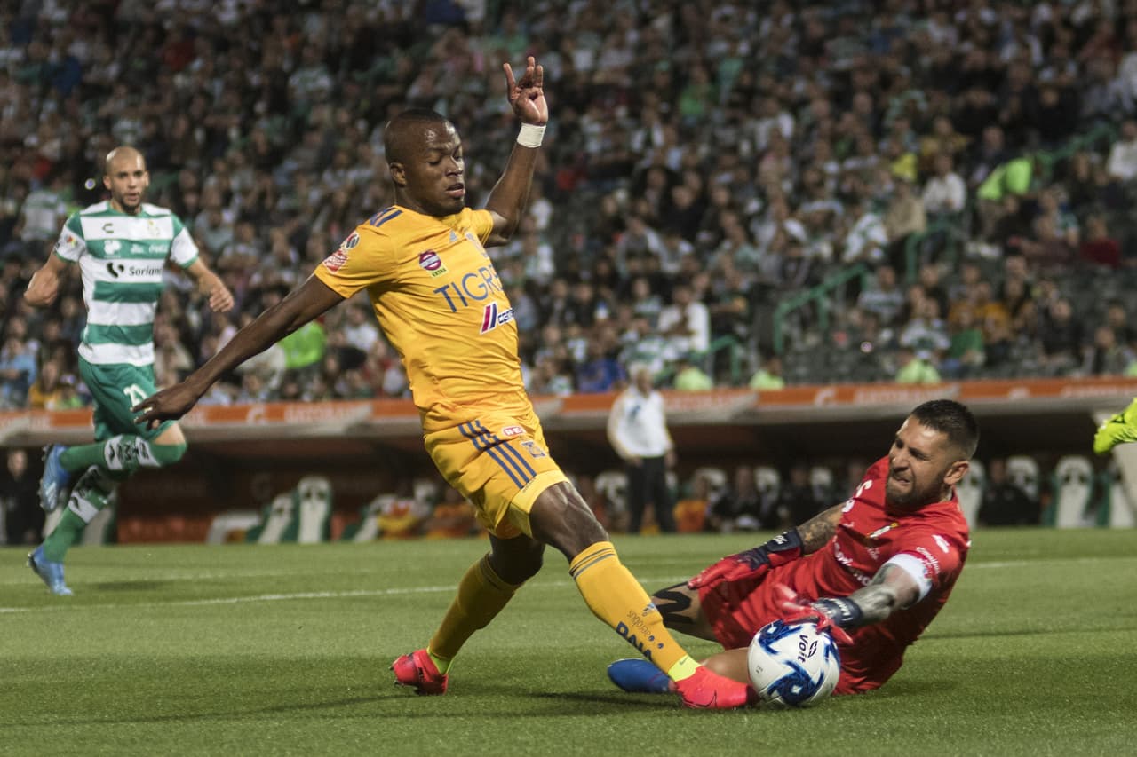 Enner Valencia fue de los jugadores más insistentes en el ataque de los Felinos pero entre los defensores y Jonathan Orozco, lograron neutralizarlo.