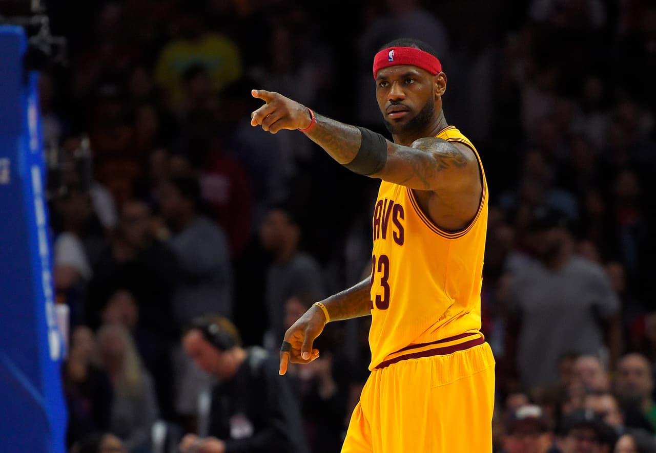 LeBron, después de perder la final, decide regresar con Cleveland.