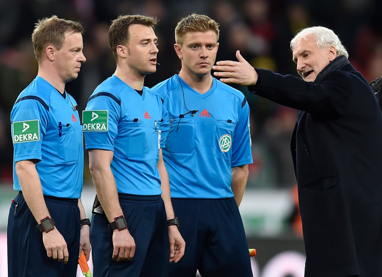La directiva del Leverkusen hizo un esfuerzo y tras dialogar con el árbitro dentro de los vestidores y luego en la cancha lograron que salieran a la cancha.