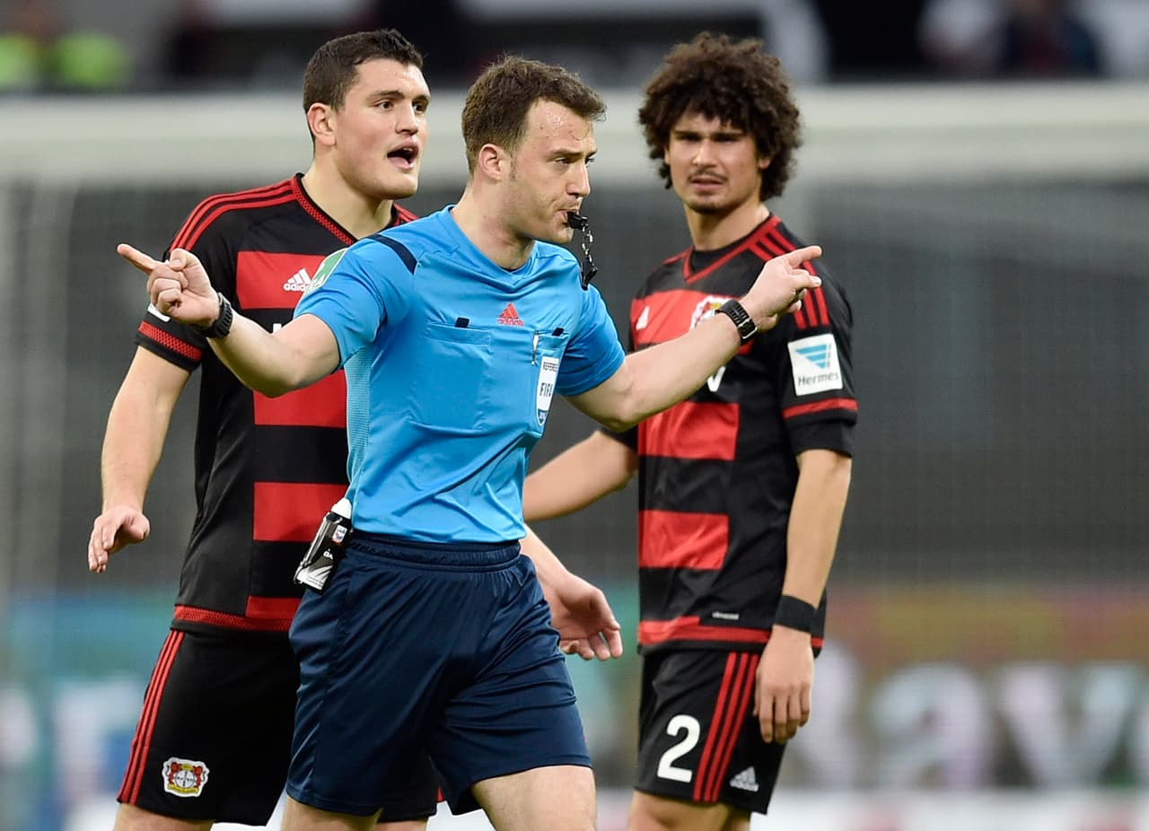 Se jugaba el minuto 62 cuando el Bayer intentaba organizar un ataque que acabó en falta de Kiebling. Los jugadores amarillos madrugaron con un cobro rápido que metros y segundos después acabó con el gol del Borussia Dortmund.