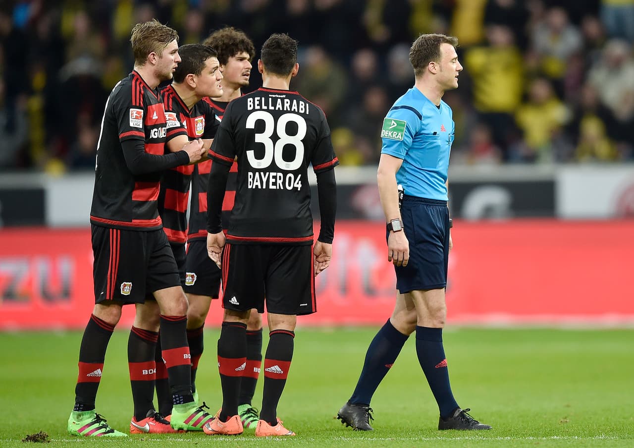 El juez entró al campo de nuevo y se mantuvieron las pláticas con los jugadores del Bayer sin que se reanudara el partido. Incluso los elementos del Borussia se acercaron para ver el estado de la situación.