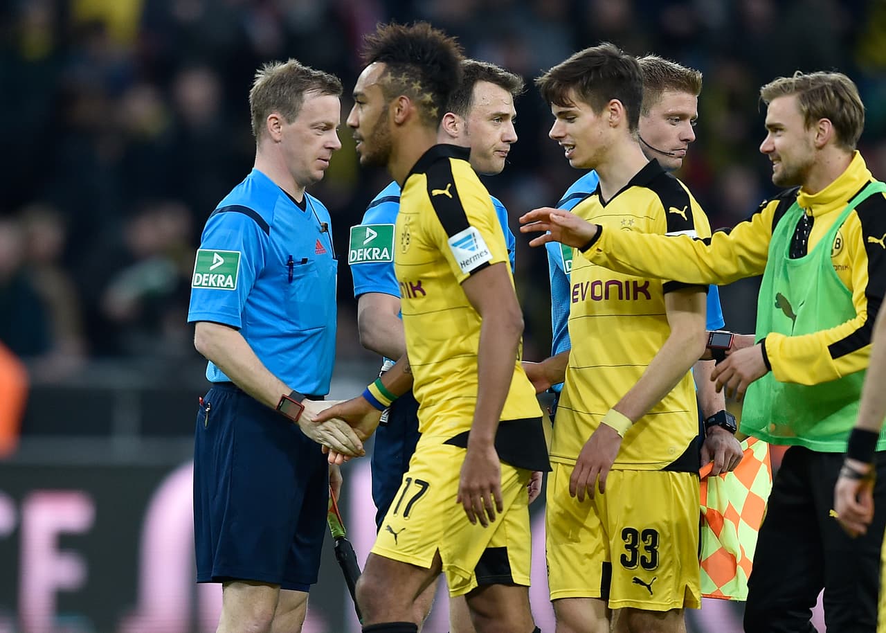 Aunque Pierre Emerrick Aubameyang marcó a diferencia entre Bayer Leverkusen y Borussia Dortmund, la figura que se robó la atención del partido fue el árbitro Felix Zwayer.