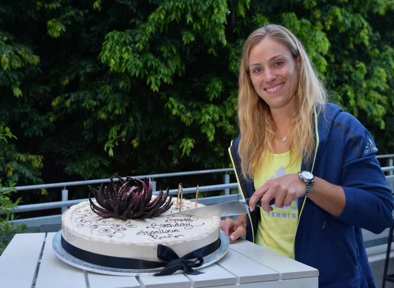 La alemana Angelique Kerber celebró su cumpleaños en pleano Australian Open. Incluso, el estadio le cantó el feliz día.