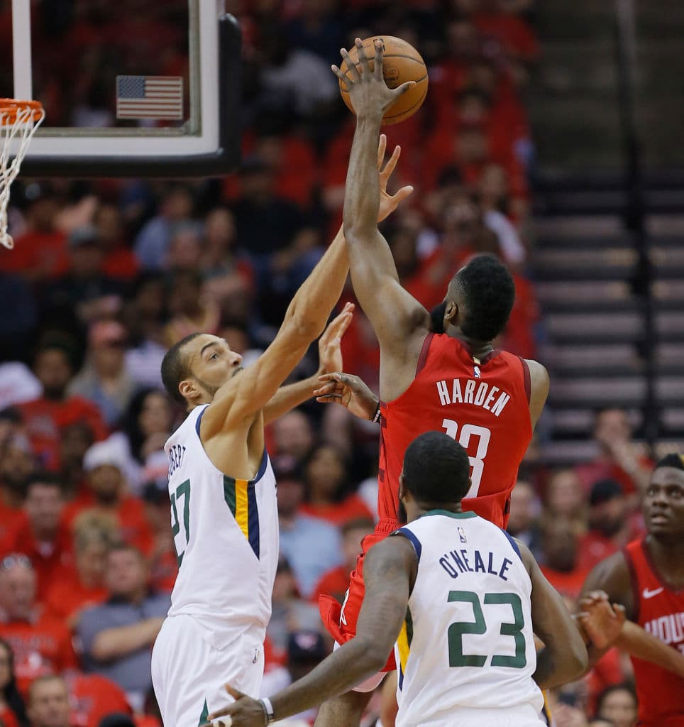 El estelar guardia James Harden firmó una gran noche para los Houston Rockets con 29 unidades, 10 asistencias y ocho rebotes, quedándose muy cerca del triple doble.