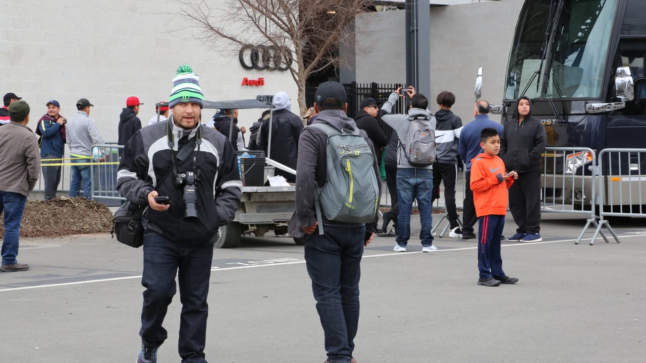 Algunos curiosos estuvieron a la espera de poder ver a sus ídolos de la selección.