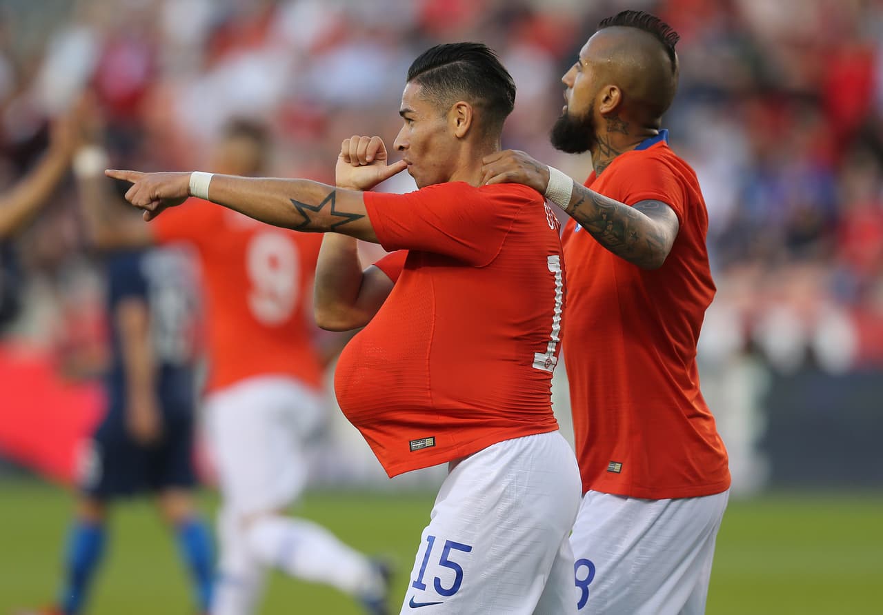 Corrían los nueve minutos del cotejo cuando Chile empató 1-1 el marcador, lo que hacía pensar sería un juego de muchos goles. Aquí Arturo Vidal (8) festejando con el autor del gol, Opazo.