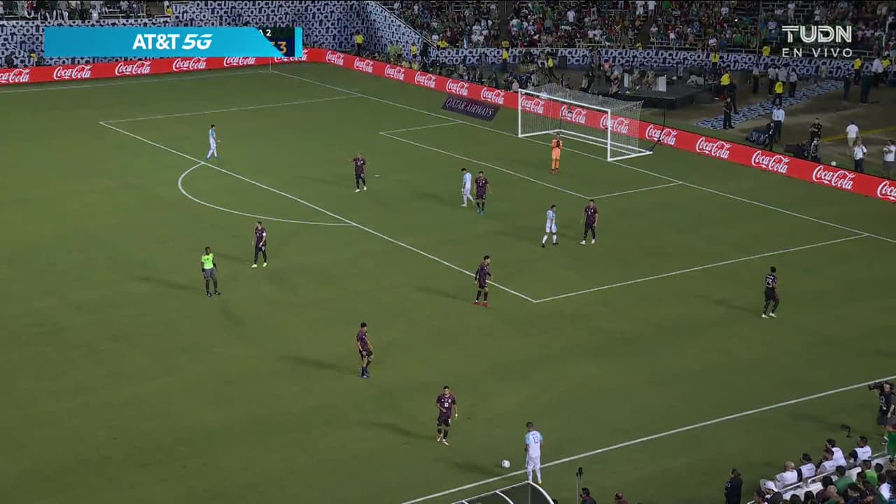 Arranca el partido y la pelota está en juego.