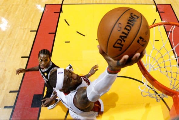 Lebron James volvió a lucirse a lo largo de la temporada regular pero en las finales no pudo conseguir su tercer trofeo pese a anotar canastas espectaculares como la de la foto.