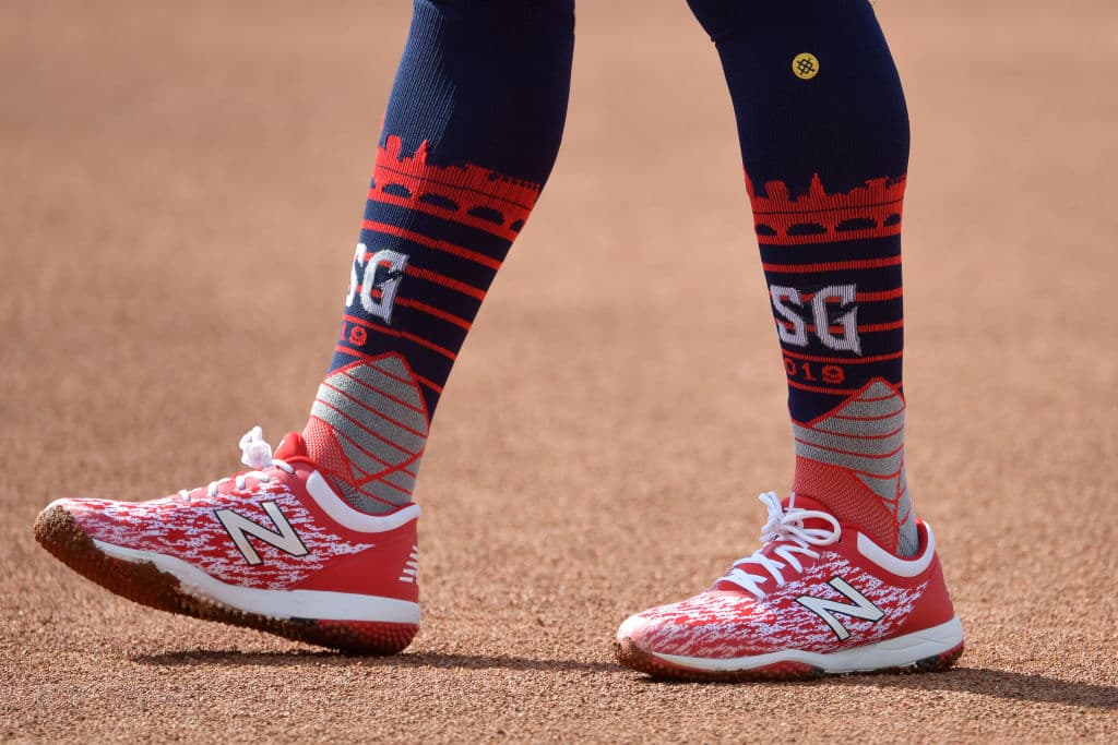 Así salió al terreno de juego el primera base de los Cleveland Indians, Carlos Santana, al menos para sostener su práctica de bateo. ¿Qué opinan de la combinación?