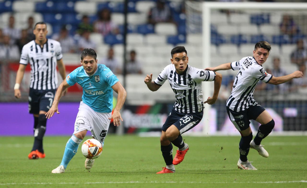 En partido demorado de los Cuartos de Final de la Copa MX, en el Estadio BBVA se enfrentaron los Rayados del Monterrey en contra de los Gallos Blancos del Querétaro.