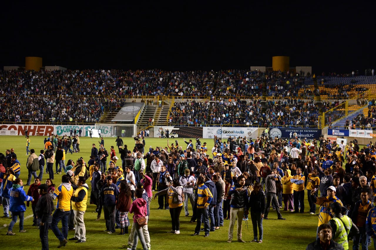 La invasión de la cancha de las familias y demás obligó a que por la violencia se frenara el fútbol.
