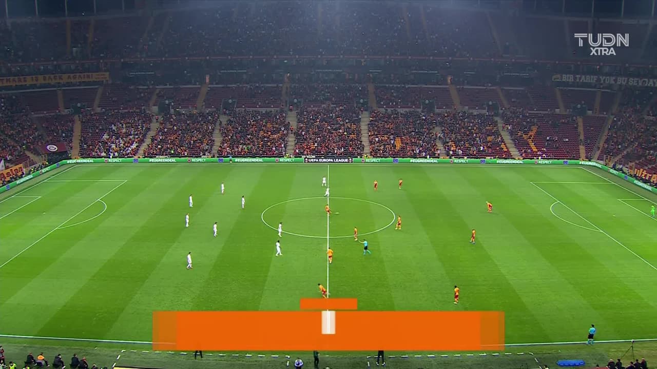 Arranca el partido y la pelota está en juego.