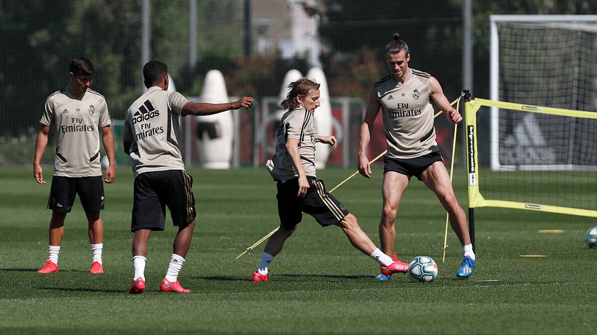 Así fue el entrenamiento del primer equipo el día de hoy, con Bale y Modric disputando un balón.