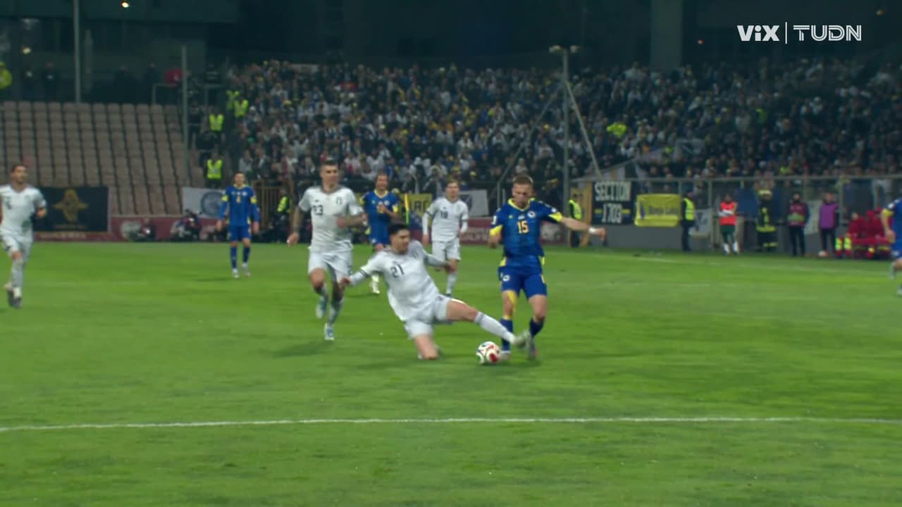 ¡Tarjeta roja para Bastoni! Italia se queda con 10 hombres y pone en riesgo el Mundial