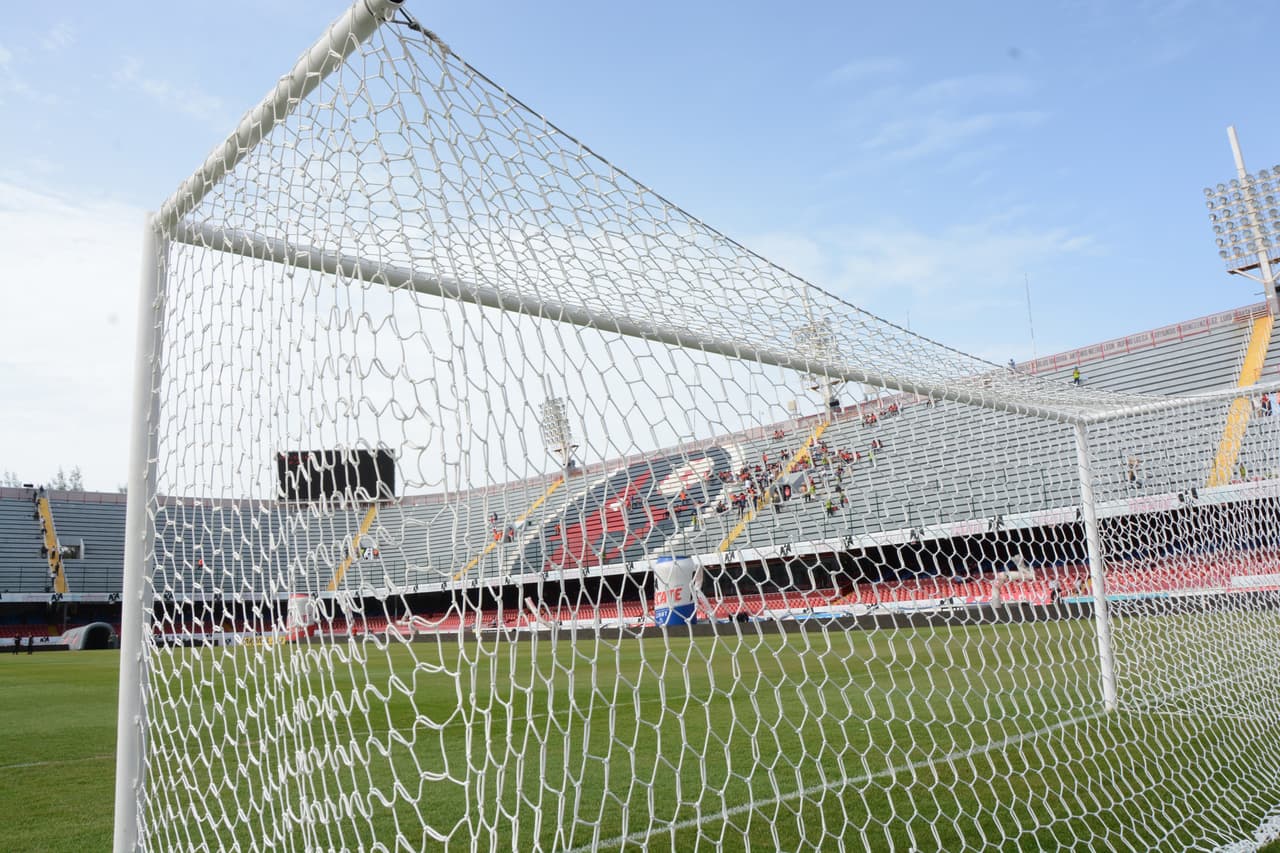 Estadio Luis Pirata Fuente: 16,164 espectadores.