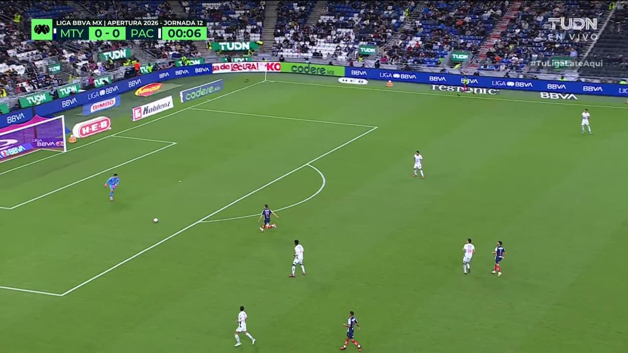 Arranca el partido y la pelota está en juego.