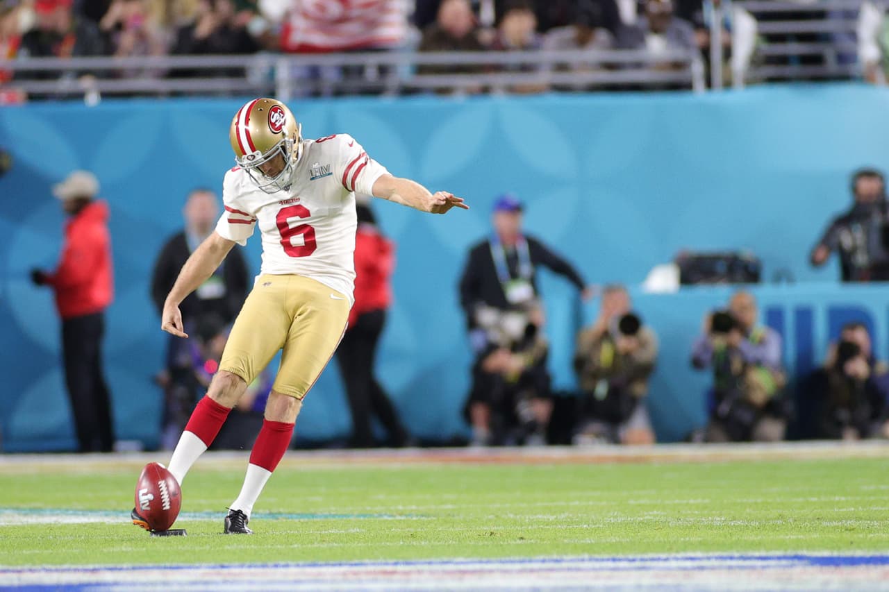 Robbie Gould inauguró el encuentro con la patada inicial.