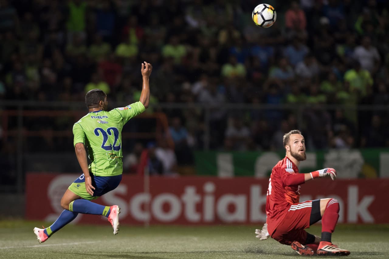 De a poco, Santa Tecla estaba más cerca pero sin poder concretar el tanto soñado.