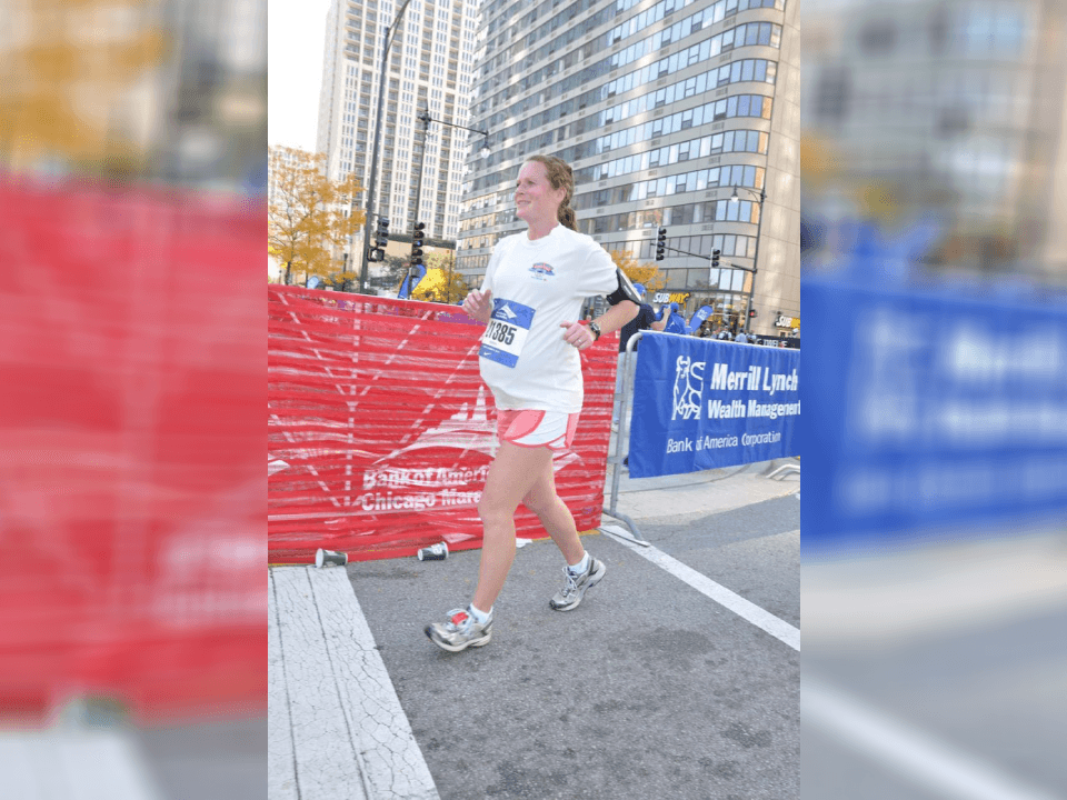 Amber Miller, maratonista y con 39 semanas de embarazo, terminó un maratón de 42 kilómetros en Chicago. Al finalizar entró a labor de parto y nació su segunda hija.
