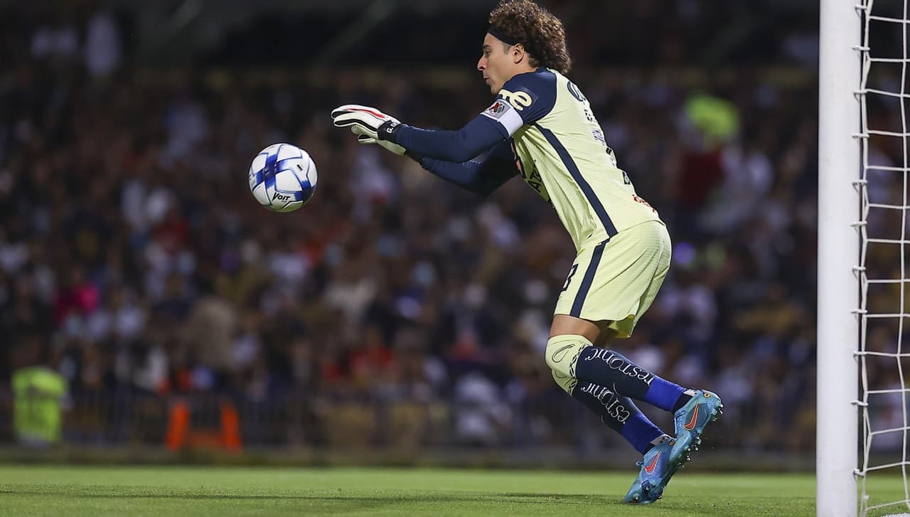Guillermo Ochoa jugó de ‘local’ con playera del América