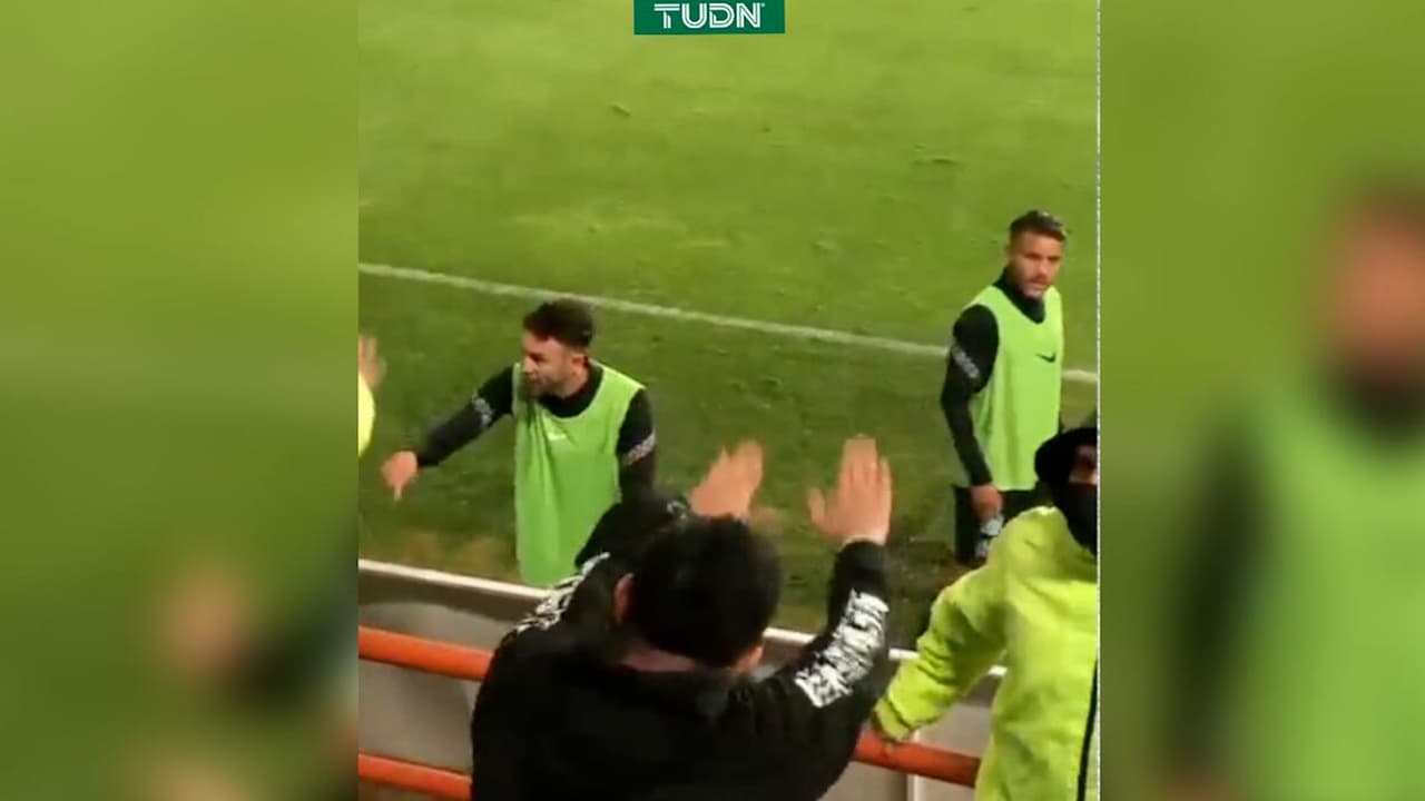 Layún y Dos Santos encaran a aficionados por racismo