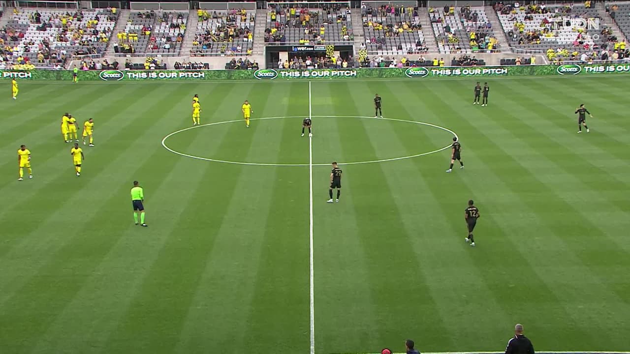 Arranca el partido y la pelota está en juego.